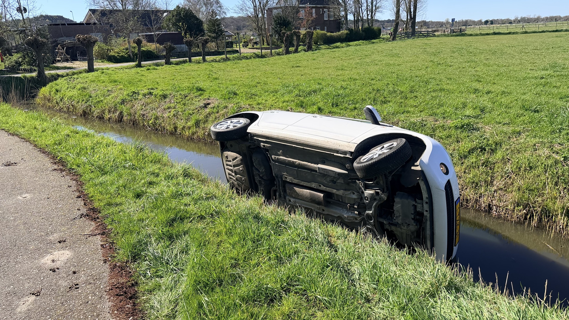 Foto: auto te water.jpeg